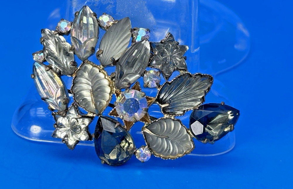 Vintage Weiss style Carved thermoset Leaf Brooch AB Rhinestone Gold-tone